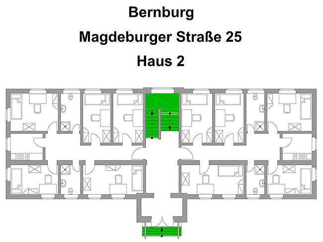 "Grundriss von Bernburg, Magdeburger Straße 25, Haus 2. Das Gebäude hat zwei Stockwerke mit mehreren Zimmern, Türen und Fenstern. Im Erdgeschoss befindet sich ein grün markierter Bereich, der wahrscheinlich einen Gemeinschaftsraum oder eine Aula darstellt."