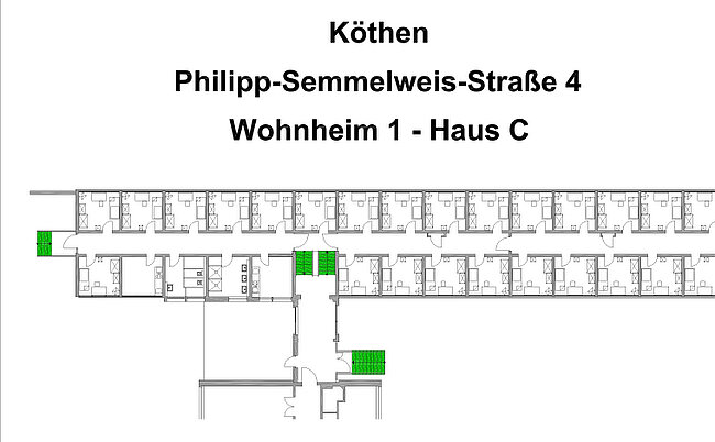 "Grundriss von Wohheim 1 - Haus C in Köthen, Philipp-Semmelweis-Straße 4. Der Plan zeigt die Anordnung der Zimmer und Gemeinschaftsbereiche. Grüne Flächen kennzeichnen spezifische Bereiche oder Einrichtungen. Der Grundriss umfasst mehrere Stockwerke mit Treppen und Aufzügen."