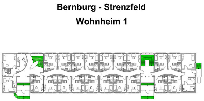 "Bernburg - Strenzfeld Wohnheim 1: Grundriss eines Wohnheims mit mehreren Zimmern, Gemeinschaftsräumen, Bädern und Fluren. Die grünen Flächen kennzeichnen Gemeinschaftsbereiche und Treppenhäuser. Der Grundriss zeigt eine symmetrische Anordnung der Räume auf beiden Seiten eines zentralen Flurs."