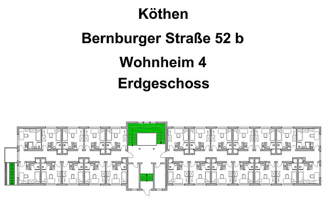 "Grundriss des Erdgeschosses von Wohnheim 4 in Köthen, Bernburger Straße 52 b. Dargestellt sind die Zimmer, Flure und Gemeinschaftsräume. Grün markiert sind spezielle Bereiche wie Treppenhäuser und Sanitäranlagen. Der Plan zeigt die Anordnung der Räume im Erdgeschoss."